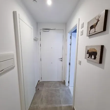 Brand New - Massive - E1 - Self Catering *